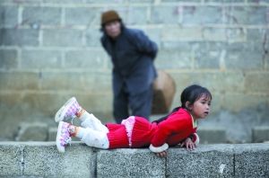 2010年12月30日,广西天等县天等镇宏魁村龙粟屯,一个女孩独自玩耍。这里交通不便,很多人外出打工,80%的孩子是留守儿童。 2010年12月30日,广西天等县天等镇宏魁村龙粟屯,一个女孩独自玩耍。这里交通不便,很多人外出打工,80%的孩子是留守儿童。
