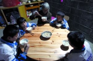 小飞、小强四兄妹和71岁的奶奶在租住的屋内吃晚饭。他们的父母长年外出打工,奶奶平时打零工,在校外租房照顾他们。 小飞、小强四兄妹和71岁的奶奶在租住的屋内吃晚饭。他们的父母长年外出打工,奶奶平时打零工,在校外租房照顾他们。