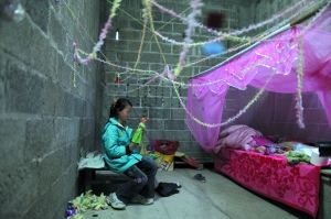 小梅放学到家,爷爷奶奶经常还在外劳作。10岁的小梅在自己布置的房间里摆弄她最喜欢的洋娃娃。 小梅放学到家,爷爷奶奶经常还在外劳作。10岁的小梅在自己布置的房间里摆弄她最喜欢的洋娃娃。