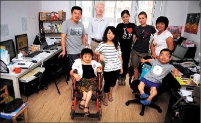 王奕鸥(前排左二)和她的瓷娃娃团队