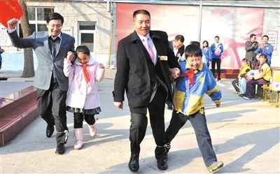 3月5日，全国人大代表走进黄杉木店小学，与孩子们做游戏。 