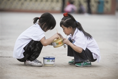 黄石塘中心小学，两名女生一起分享晚餐。