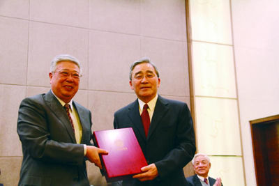 民政部部长李立国为范宝俊颁发“中华慈善总会终身荣誉会长”证书 民政部部长李立国为范宝俊颁发“中华慈善总会终身荣誉会长”证书