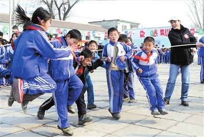 中国电子志愿者在树仁学校和孩子一起做跳绳游戏。