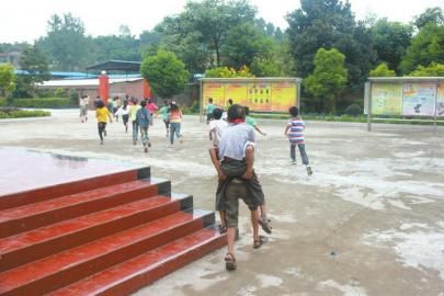 9月18日，屏山镇福和希望小学，同学背着小玉宏欢快地跑向操场