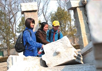 携程网和清华大学志愿者带着向上打工子弟小学学生游圆明园。