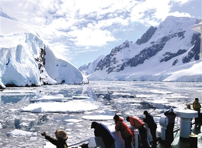 船在南极半岛的水道中不断碰撞冰块。图/向往南极