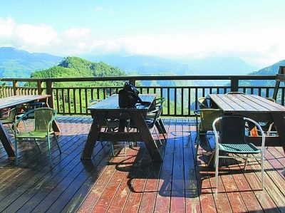 午餐后，在阿里山生力农场的小平台上，晒着太阳，品着高山茶，望着翠色欲滴的茶园，才知道什么是休闲。