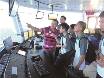 小学员分两批登上塔台，观摩管制员如何指挥飞机起降(图片由受访者提供)。