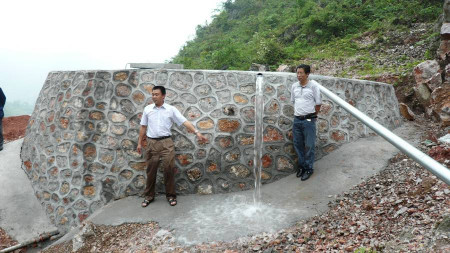引水工程将水引入广西南丹县更豪屯的蓄水池