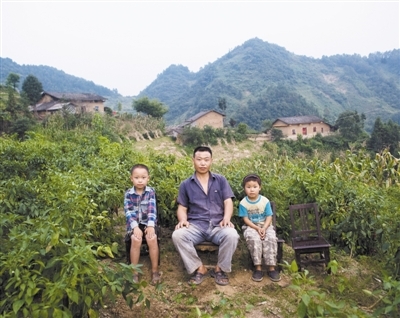  In Shuanglong Town, Cheng Xiaolin and two children are in the vegetable field. Cheng Xiaolin's wife works outside.
