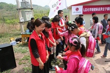 翟庄小学学生在为LG化学的志愿者系红领巾