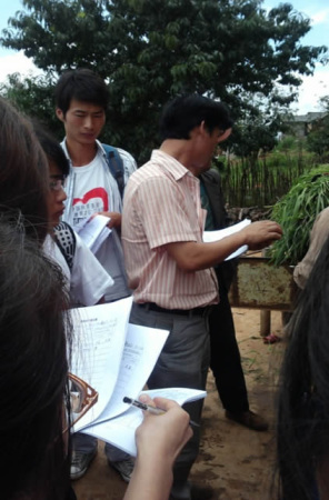 志愿者们正在中国扶贫基金会老师的带领下学习入户信息核对的各个环节