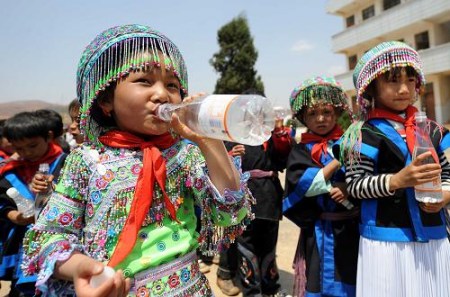 云南省寻甸回族彝族自治县仁德镇小多姑村的彝族孩子喝上了“爱心水”