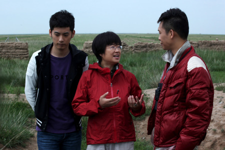 吕植教授(中)向主持人周盛熙(左)、著名演员张译(右)介绍当地的生态环境