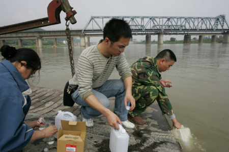 环境监测人员正在进行水质监测。邓佳摄 环境监测人员正在进行水质监测。邓佳摄