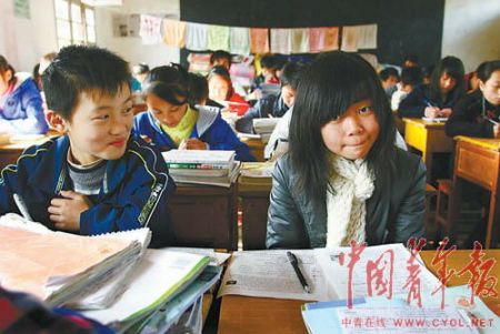  从上海卢湾区某中学转回汤家汇中心学校读初三的涂凤智(右)是生在上海，长在上海的“漂二代”，但因为户口还在老家，只能提前一年回到家乡，准备明年中考。