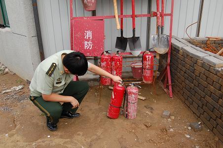 工作人员正在检查中