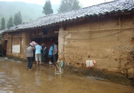 天降大雨，志愿者在雨中坚持到农户家中开展信息复核工作
