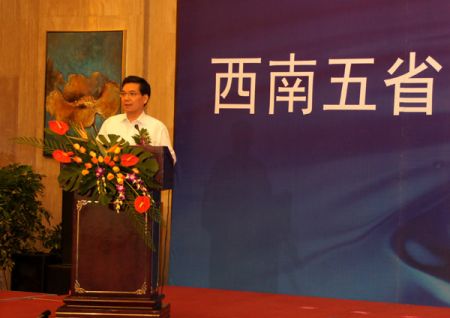 云南省省长秦光荣出席捐赠仪式并讲话