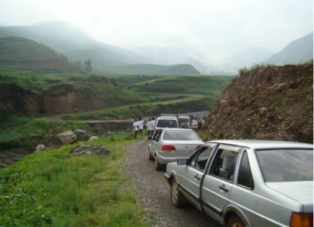乡政府提供车辆搭载志愿者前往路途遥远的自然村
