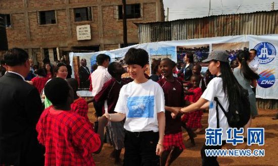 6月21日，在肯尼亚首都内罗毕，参加“明月行动·关爱非洲”大型环保公益活动的演员海青在马萨雷贫民窟的姆赛多北京小学与学生一起跳舞。