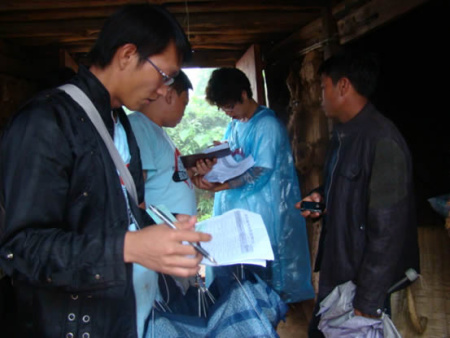 小村村委会马桑井村干部带着志愿者们到每一家农户走访调查