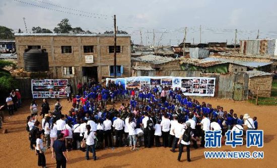  6月21日，在肯尼亚首都内罗毕，参加“明月行动·关爱非洲”大型环保公益活动的嘉宾在马萨雷贫民窟的姆赛多北京小学开展大型公益活动。