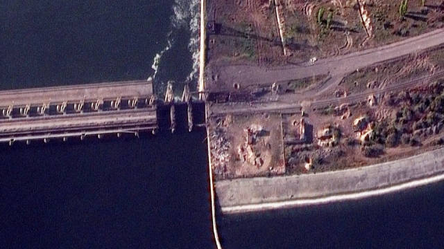 卫星图显示赫尔松桥梁被炸