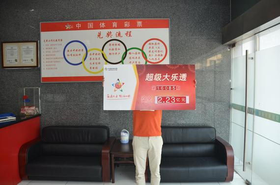 大奖得主领奖照