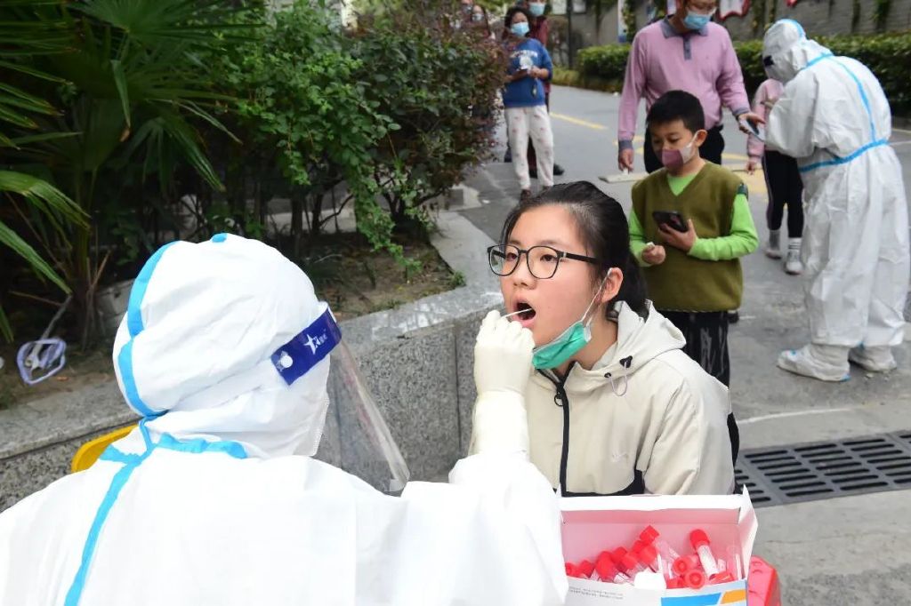 在瑶海一小区核酸采样点，居家上网课的中小学生优先采样、即来即采。