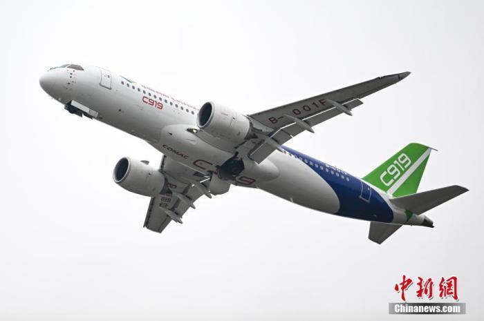 C919大型客机在十四届中国国际航空航天博览会开幕式进行飞行表演,这也是C919大型客机首次在国际航展进行飞行表演。 中新社记者 陈骥旻 摄