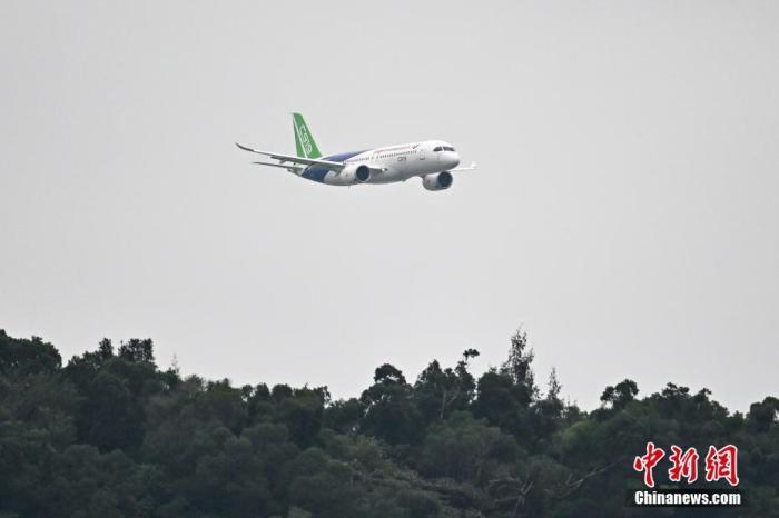 11月8日, C919大型客机在第十四届中国国际航空航天博览会开幕式进行飞行表演。 中新社记者 陈骥旻 摄