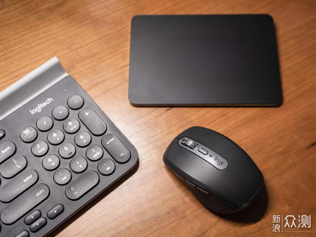 桌面改造再升級!同場加映 M2 Mac mini 開箱_新浪眾測