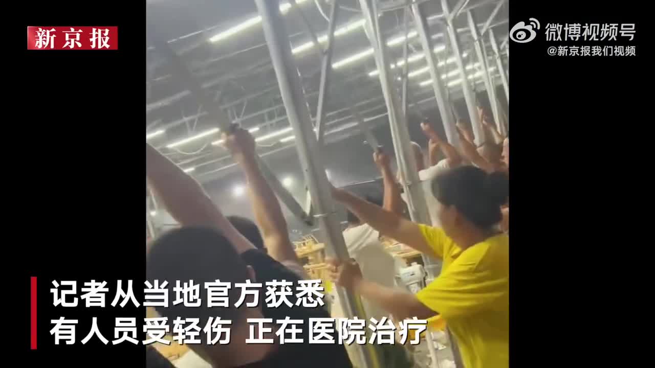 宜昌大風(fēng)吹翻遮雨棚多人被帶飛