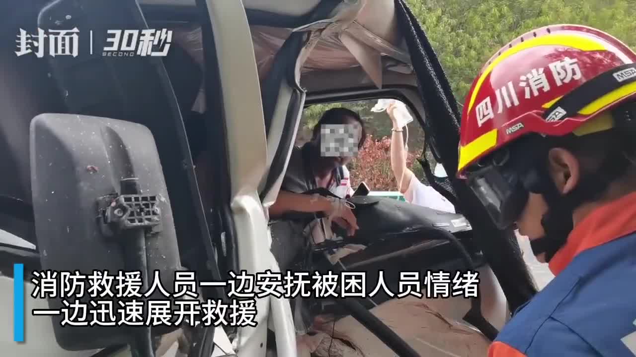 夫妻二人运西瓜出车祸 消防部门紧急救援