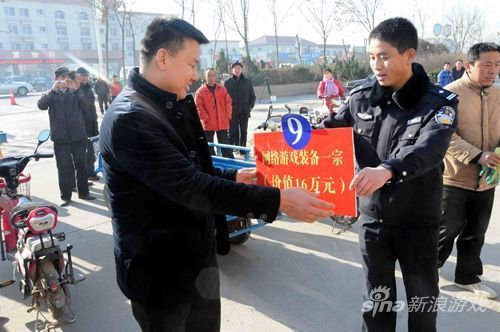 民警将标着游戏账号和装备16万元的标识牌交到秦先生手中。