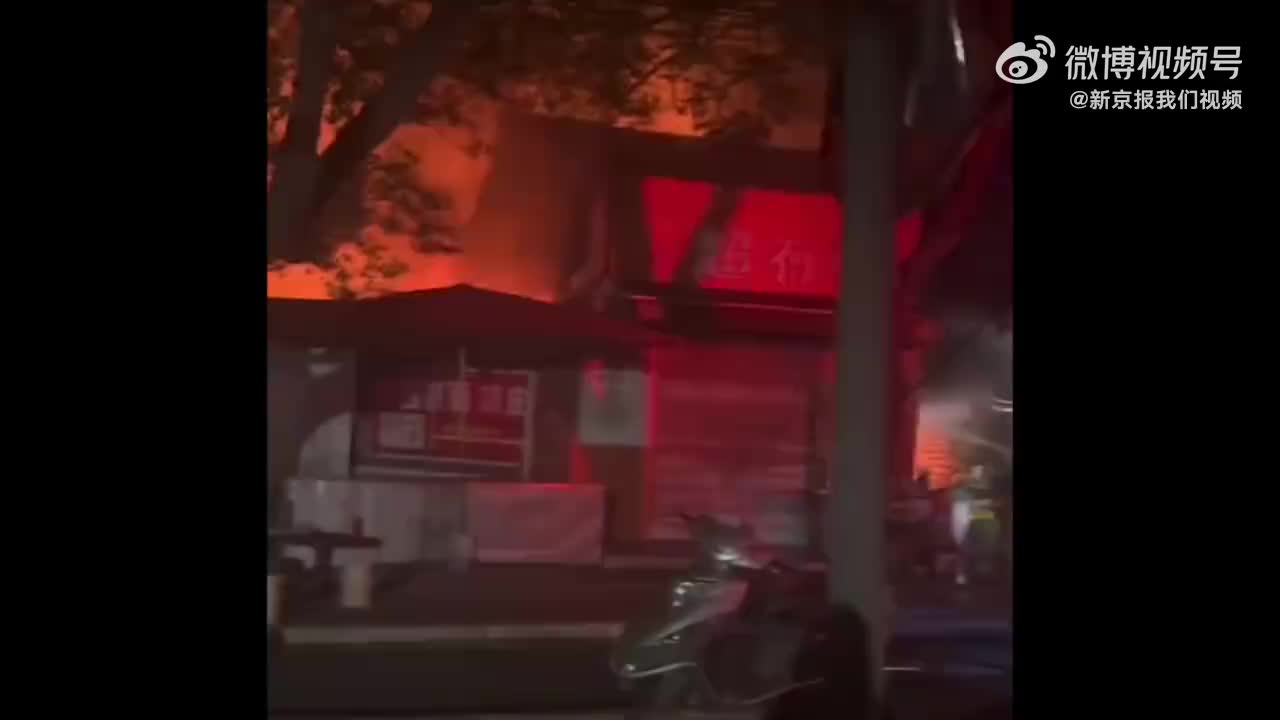 湖北汉川一菜市场凌晨起火 目击者：听见砰的响声 消防到场扑灭