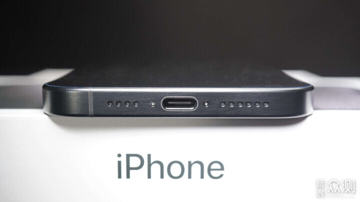 五彩斑斕的黑 - iPhone 15 Pro Max開箱_新浪眾測