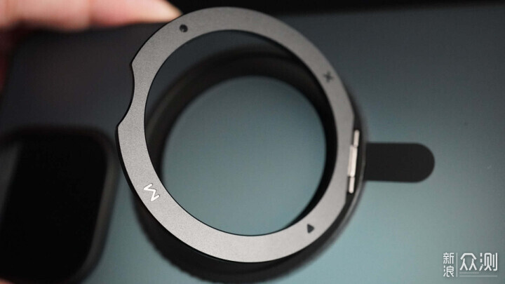 摩米士 MagSafe 磁吸支架手機殼_新浪眾測