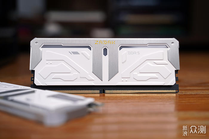 獨特的燈效,ZADAK SPARK RGB DDR5 內存開箱_新浪眾測