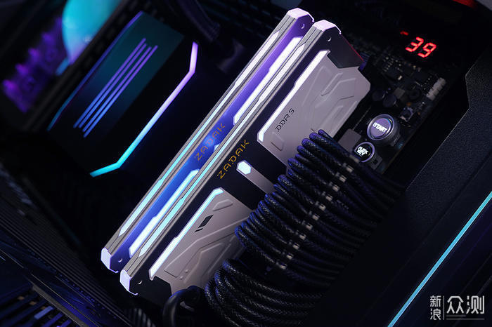 獨特的燈效,ZADAK SPARK RGB DDR5 內存開箱_新浪眾測