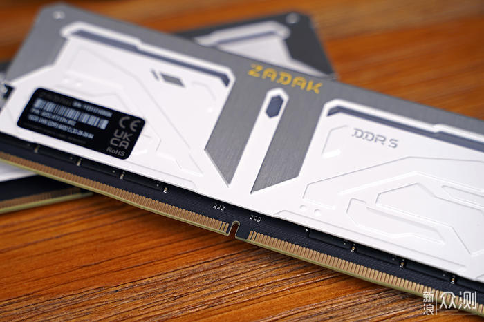 獨特的燈效,ZADAK SPARK RGB DDR5 內存開箱_新浪眾測