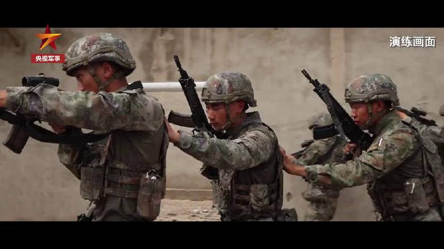 戍边官兵荒漠实战化演练