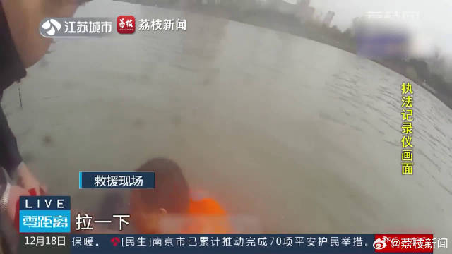 辅警冰冷河水中拽回落水女子
