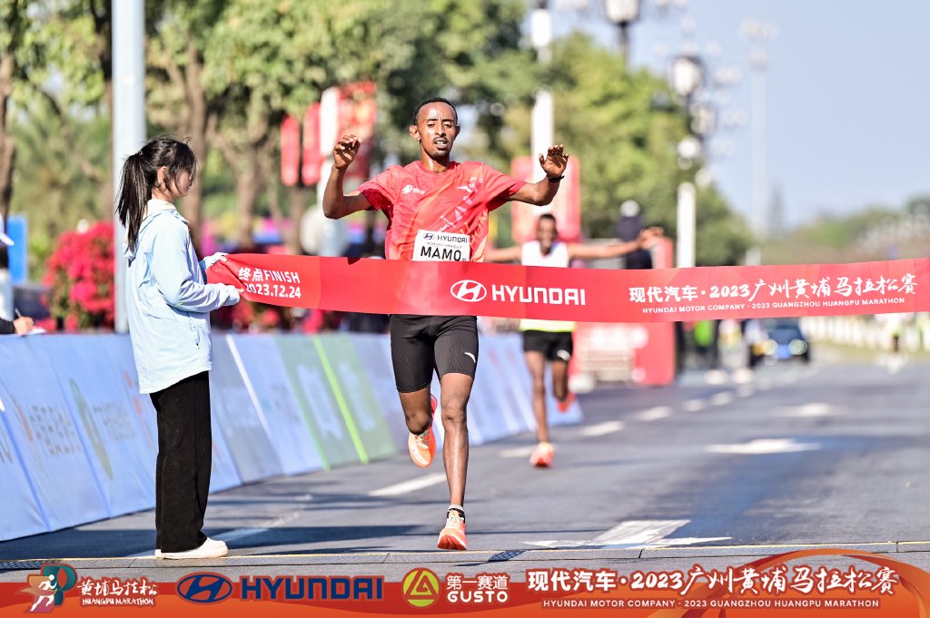 来自埃塞俄比亚的选手Tadesse Mamo Temechachu夺得男子马拉松冠军