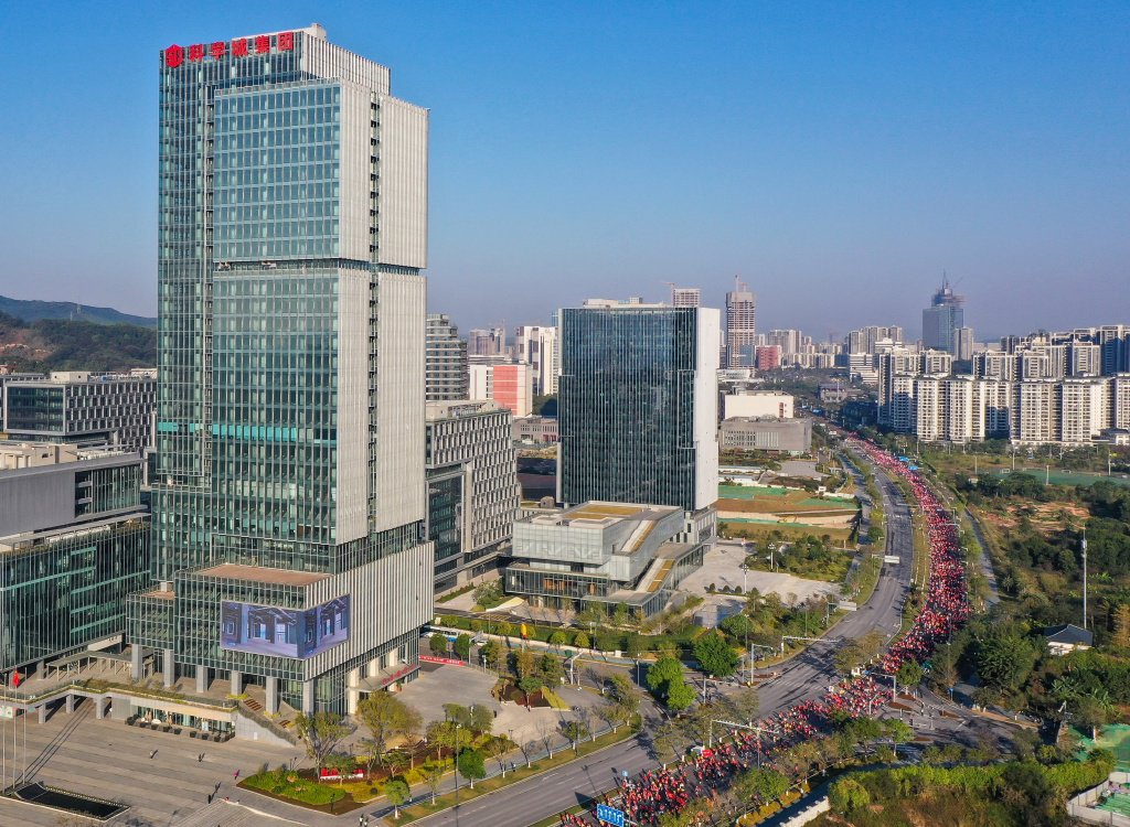 跑友在奔跑中见证中新广州知识城宜居、宜业、可持续发展的城市环境。摄影：贾自豪