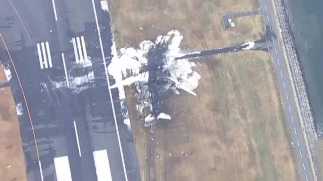 航拍日航客机起火后残骸