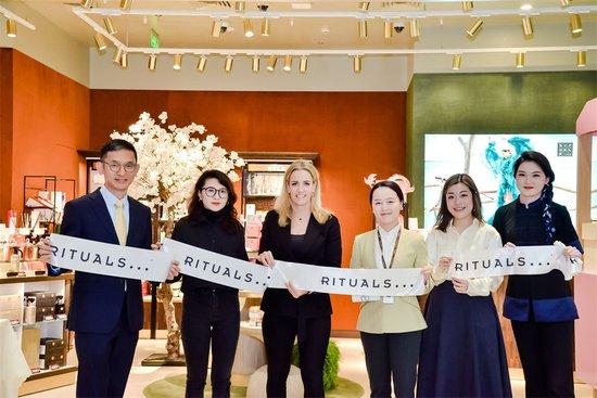 　　图：剪彩合影（从左到右）Rituals品牌中国免税渠道运营服务商琥珀国际（香港）有限公司总经理、DFE创始人Jason Cao；中免集团三亚市内免税店有限公司 商品规划部总监 李晓娜女士；Rituals品牌亚太区旅游零售总监Marjet de Vlieger女士；中免集团三亚市内免税店有限公司销售部总监叶蓉女士；Rituals品牌亚太区旅游零售经理Ingrid Wong女士；Rituals品牌驻店主管Mia Wang女士