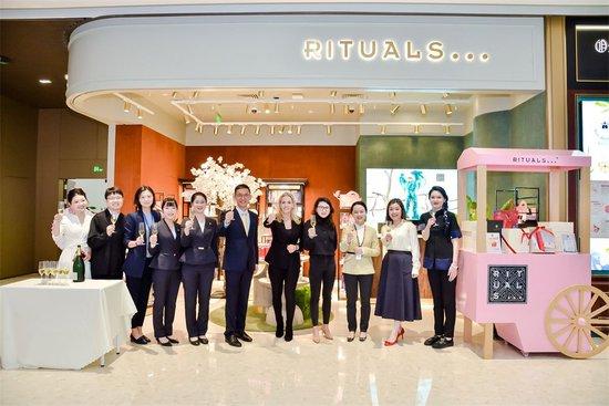 图：cdf代表、Rituals品牌代表、DFE运营团队剪彩后举杯庆祝
